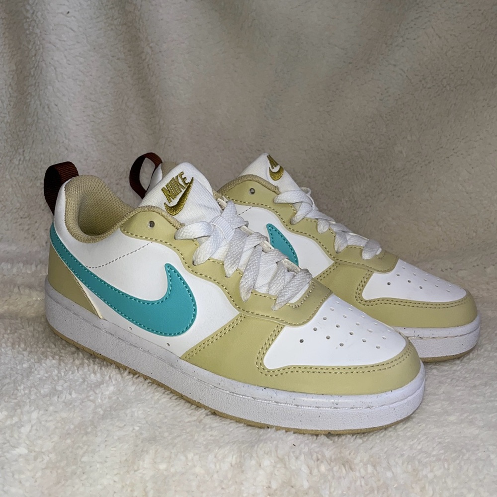 Nike Low-Top Sneakers in White, Light Yellow & Teal